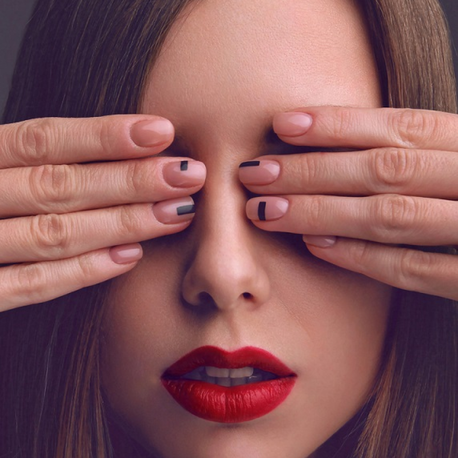 Manichiură minimalistă nude, stilată, cu efecte de geometrie subtilă. 