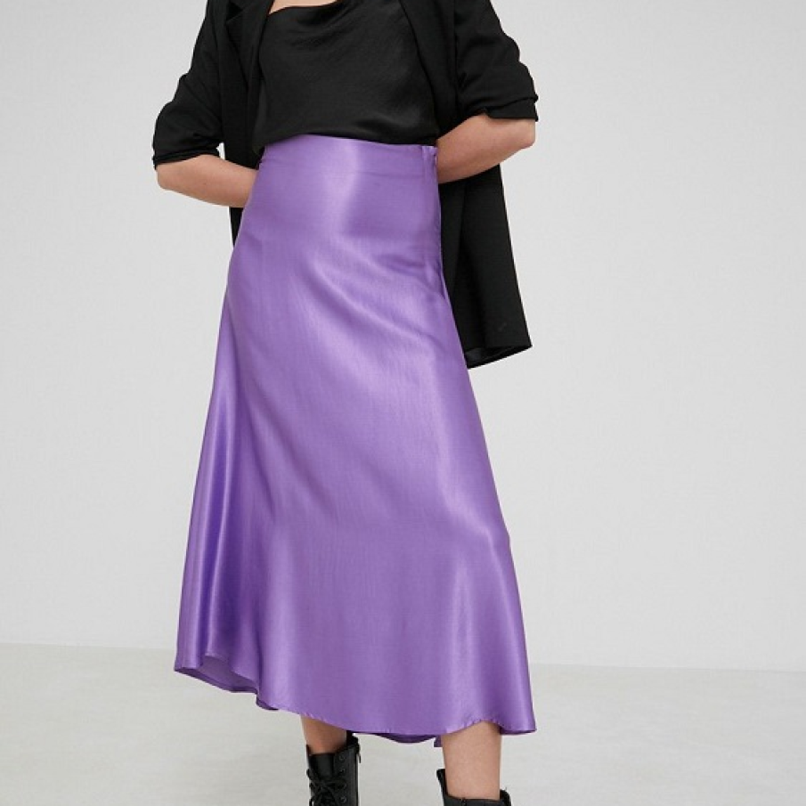 O fustă midi într-o nuanță intensă de violet, confortabilă și elegantă în același timp datorită croielii sale în cloș. 