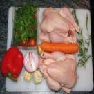 Poussin (pui mic) pe pat de supa de legume inabusite