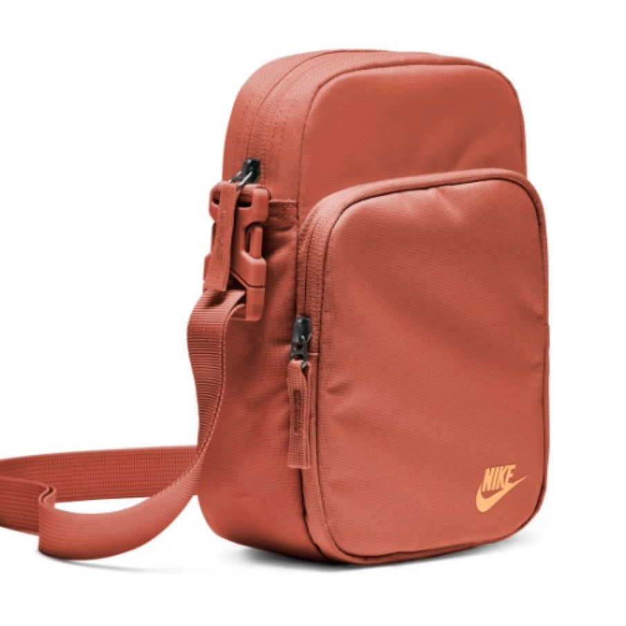 Borsetă Nike Heritage 2.0 în nuanță de roz somon. Are un design rezistent și câteva compartimente pentru a-ți depozita în ele cele necesare. 