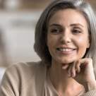 Menopauza și sănătatea dentară: ce schimbări apar și cum ne protejăm zâmbetul