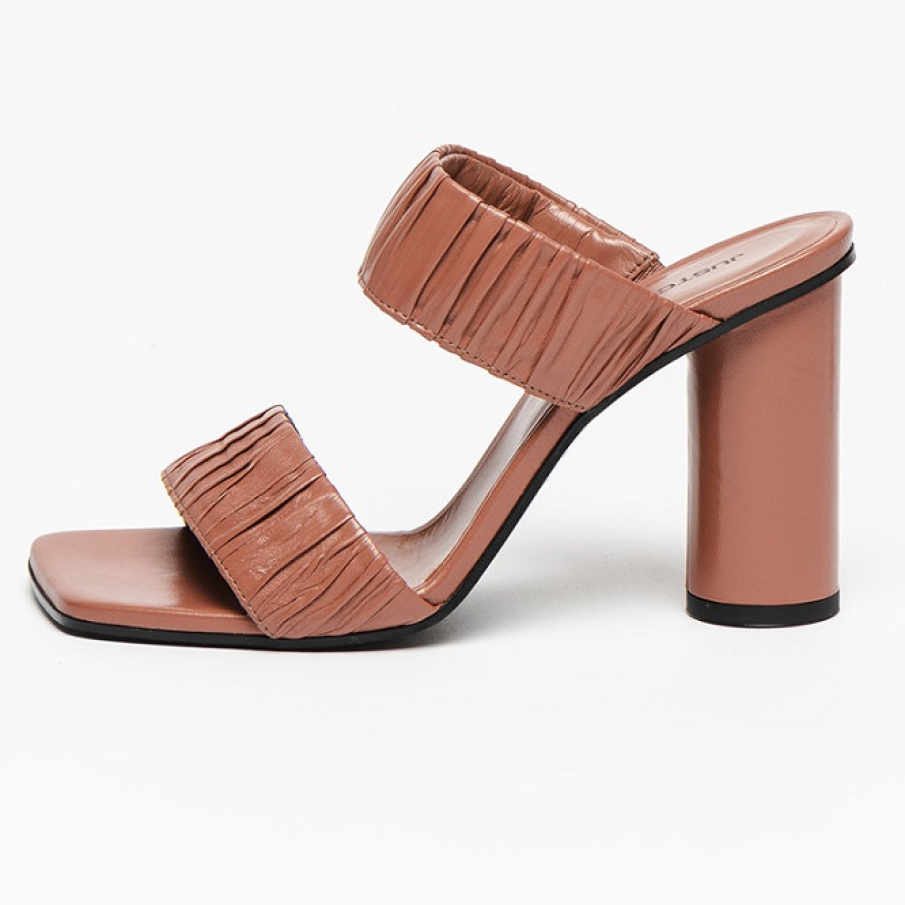 Papuci de piele cu toc masiv, într-o frumoasă nuanță de maro nude, din piele ușor încrețită