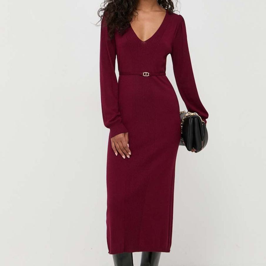 Rochie midi mulată, confecționată din tricot neted, de la Twinset. Are decolteu în V și curea în talie cu un minidetaliu metalic pentru un efect deosebit 