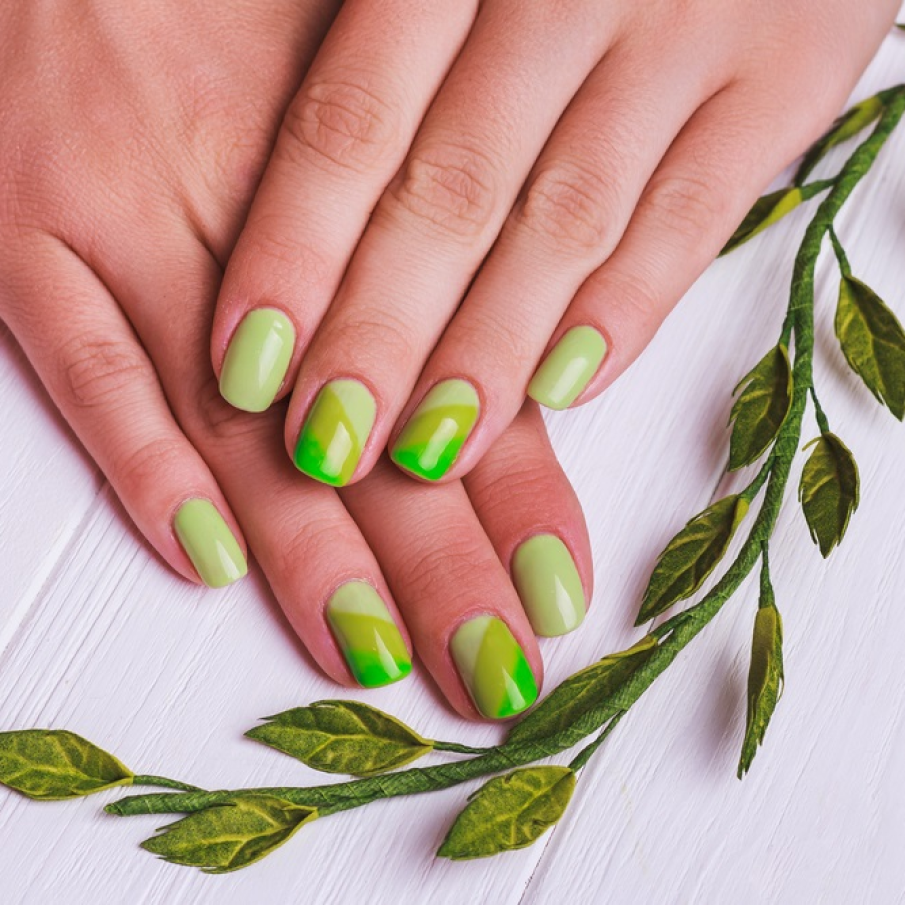 Manichiură în toate nuanțele de verde ale primăverii 