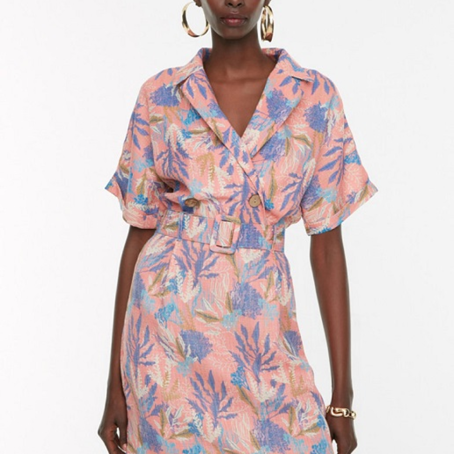 O rochie mini superbă, elegantă, în nuanță de roz prăfuit cu albastru. Are o alură chic-elegantă și este prevăzută cu o curea și doi nasturi. 