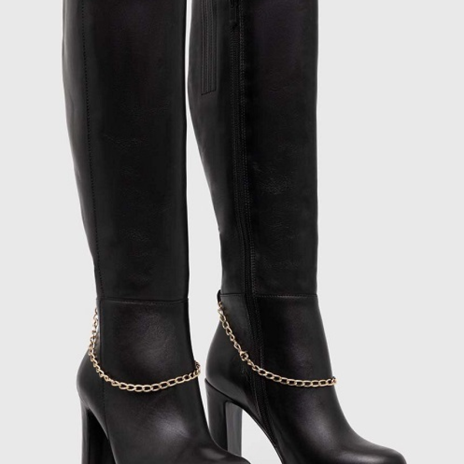 Cizme cu toc înalt și gros din colecția Wojas confecționate din piele naturală în Polonia. Dispun de un lanț decorativ la nivelul gleznei