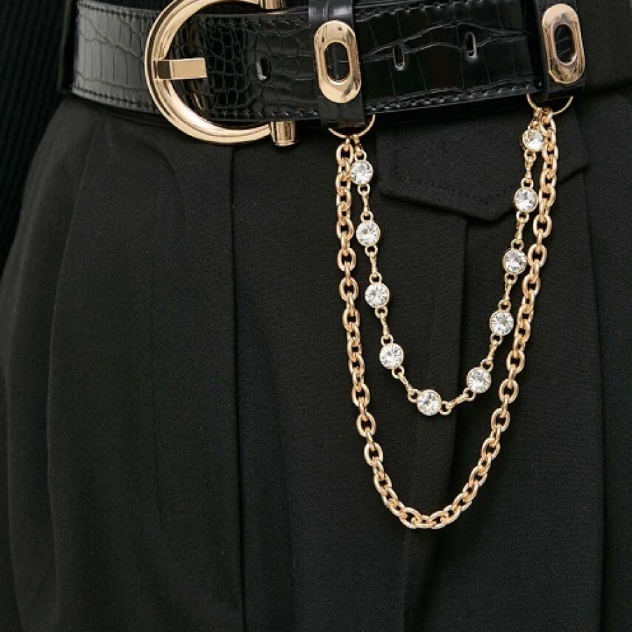 Curea din colecția Morgan confecționată din piele ecologică, cu detalii metalice și elemente decorative tip lanțuri 