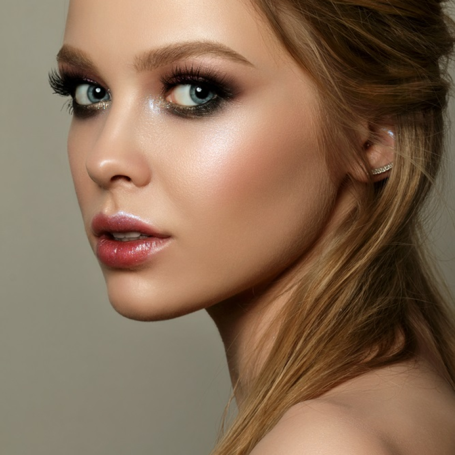 Machiaj smokey, cu puncte de iluminare în colțul interior al ochiului și accente de negru fumuriu sub pleoapele inferioare