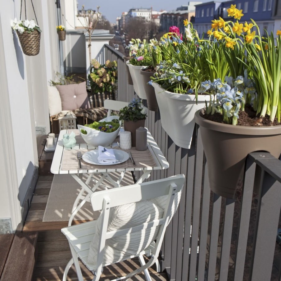 Ghivece incastrate in zabrelele balconului