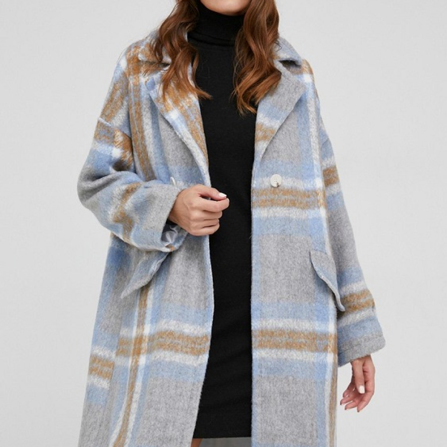 Palton în carouri mari, având în compoziție 50% bumbac, perfect pentru zilele de tranziție. Are umerii căzuți și 2 rânduri de nasturi. Melanjul de culori este unul deosebit de plăcut vizual.