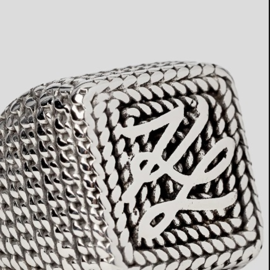 Inel argintiu semnat Karl Lagerfeld confecționat din alamă, având aspect texturat și detaliu cu logo 