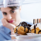 De ce îmbrățișăm frigiderul înainte de menstruație