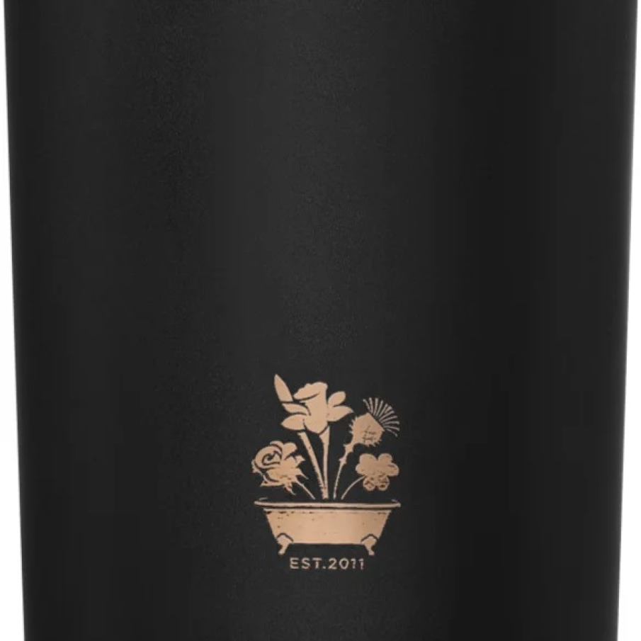 Lumânare parfumată Fireside by Noble Isle cu o superbă și picantă aromă lemnoasă pentru o atmosferă minunată în locuință 