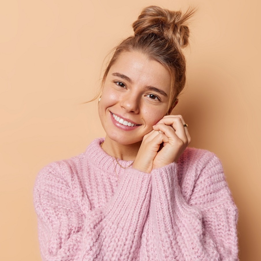 Coafură cu aspect neglijent, dezordonat, ce conferă un aspect jucăuș și de prospețime chipului 