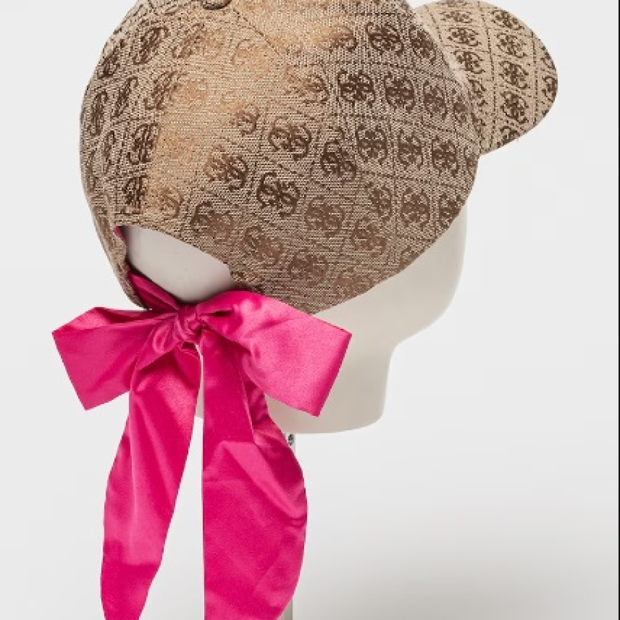 Șapcă Guess maro, cu imprimeu tip logo și o fundă roz fucsia la baza cefei 