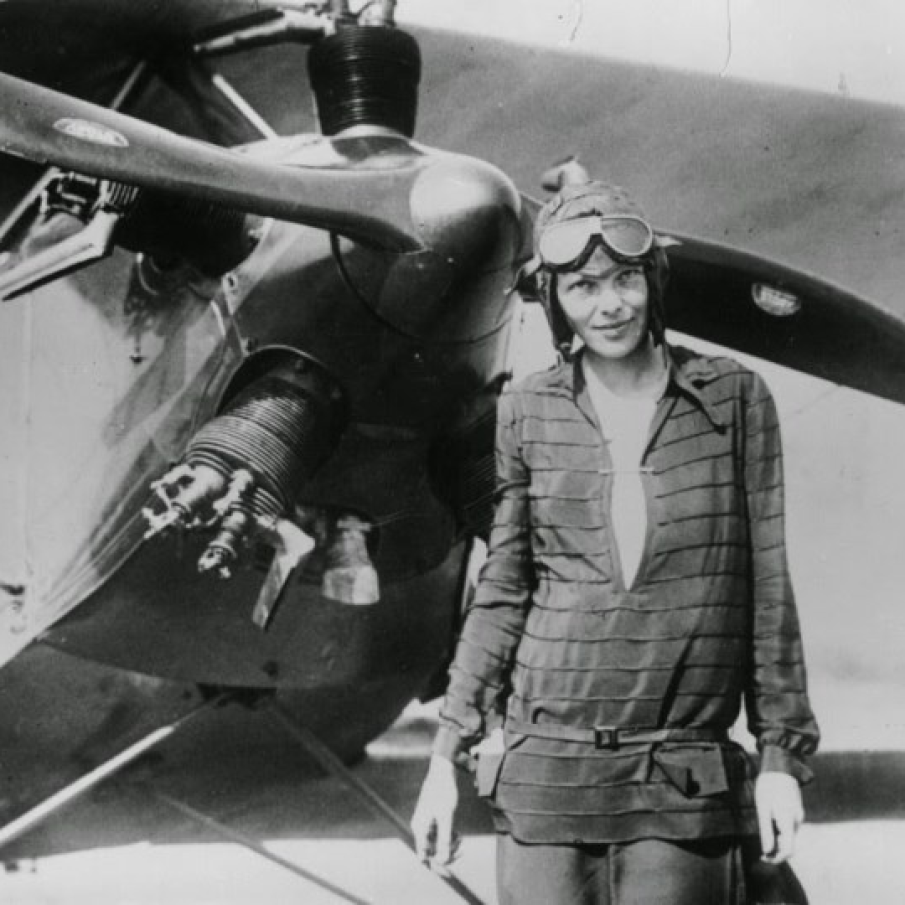 Amelia Earhart, prima femeie care a zburat cu avionul deasupra Atlanticului