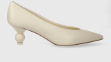 Pantofi albi pumps din colecția Weekend Max Mara, confecționati din piele naturală. Au un toc sculptural inedit și scurt 