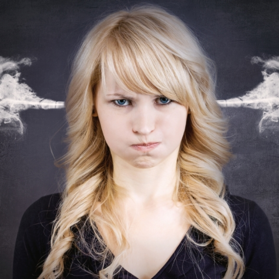 Pentru fiecare prajitura pe care o lua ea, barbatul lua si el una si acest gest o irita terbil, dar nu vroia sa provoace o scena.