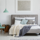 Cum îți decorezi dormitorul cu bani putini?