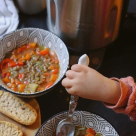 Studiu: 55% dintre români consumă ciorbe și supe zilnic, iar supa de pui este alegerea preferată a acestora indiferent de sezon