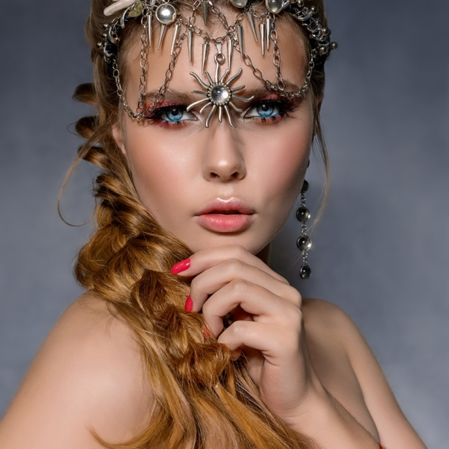 Bijuterie de par exotică și elaborată pentru decorarea frunții și un look plin de mister 