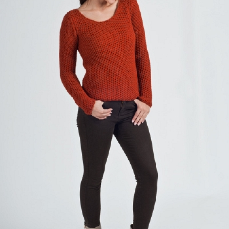 Pulover tricotat, de culoare caramiziee, cu model interesant
