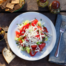 Salata bulgărească - tradițională, simplă și nelipsită din meniurile de vară