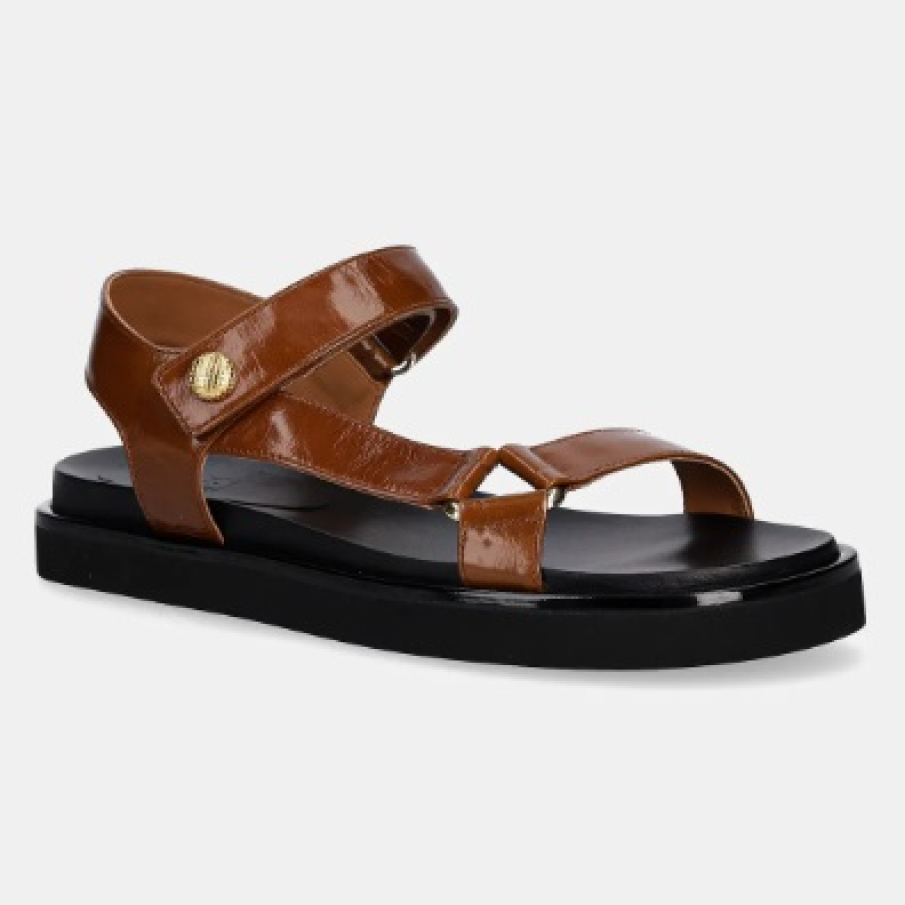 10 modele de sandale în nuanță de Mocha Mousse, culoarea anului