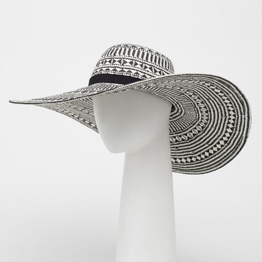 Pălărie Twinset din material ornamental împletit și de efect, cu boruri largi și ample. Are o circumferință de 54 cm.