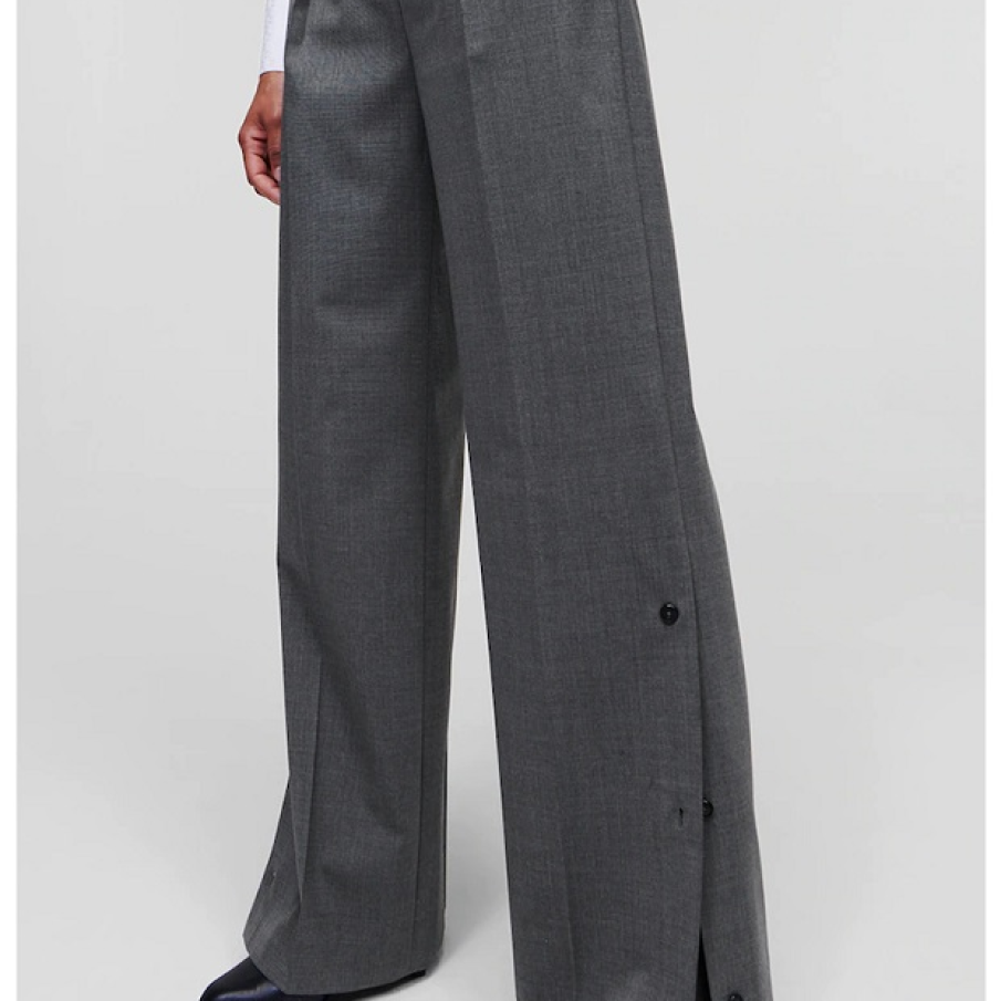 Pantaloni eleganți Karl Lagerfeld cu talie înaltă și croială conică în nuanță de gri închis. Au șliț pe lateral, care se poate închide cu nasturi