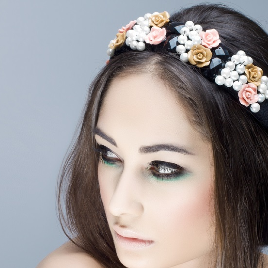 Bentitele de par cu perle, pietre negre si elemente florale deopotriva