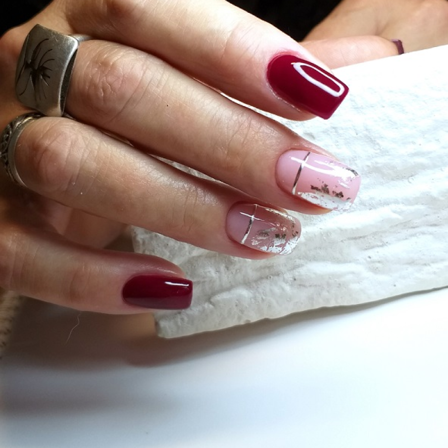 Linii geometrice și glitter aplicat în mod decorativ pe spațiile goale a două unghii 