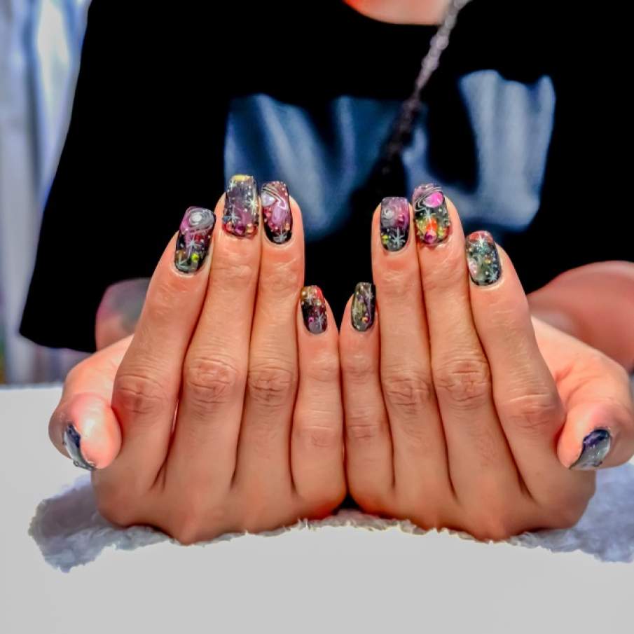 Manichiură galaxy spectaculoasă, complexă și sofisticată cu ștrasuri aplicate 
