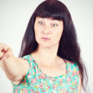 Aratatul cu degetul - gestul contagios care poate lasa urme in sufletul celorlalti 