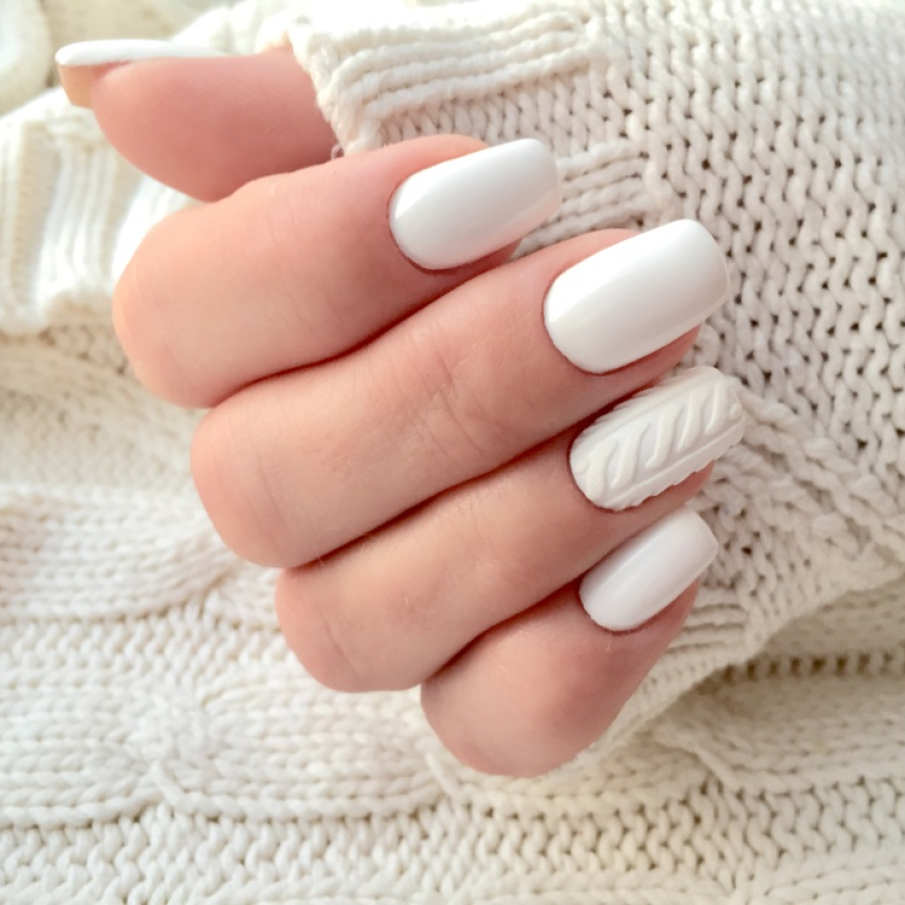 Manichiură complet albă cu o unghie decorată în stil 