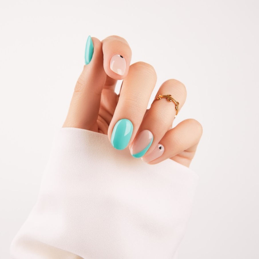 Manichiură albastru turcoaz și nude cu puncte minimaliste și spații goale 