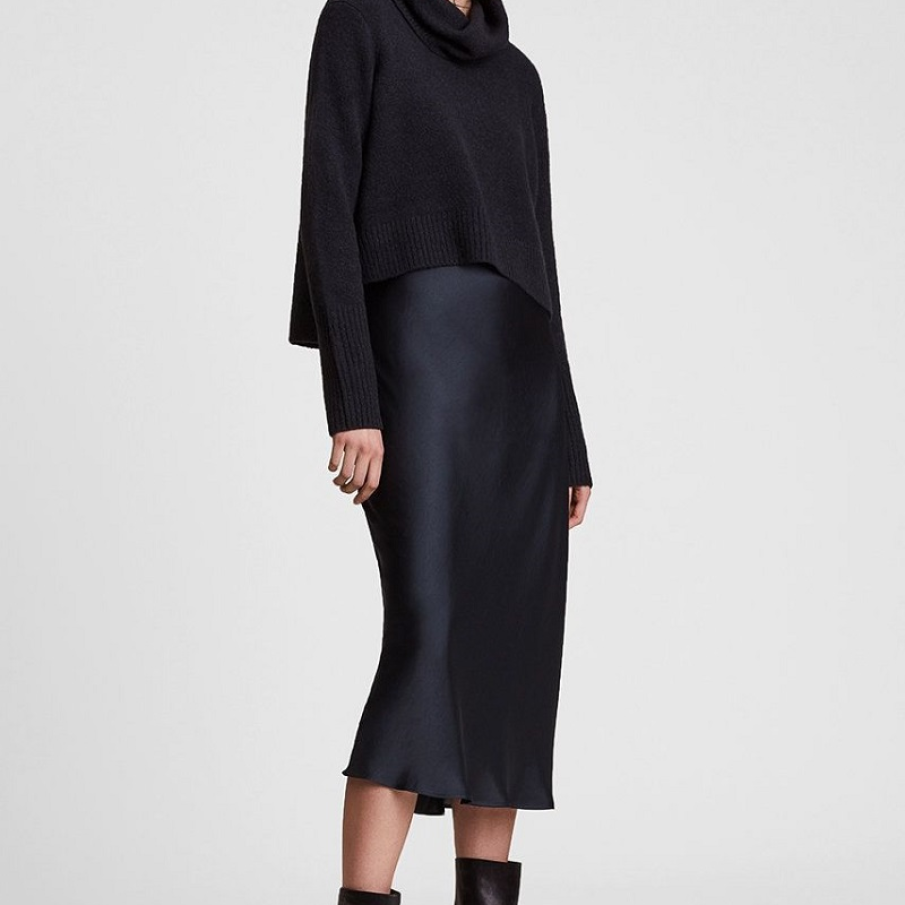 Rochie și pulover AllSaints. Rochia este neagră, simplă, satinată, cu decolteu în V