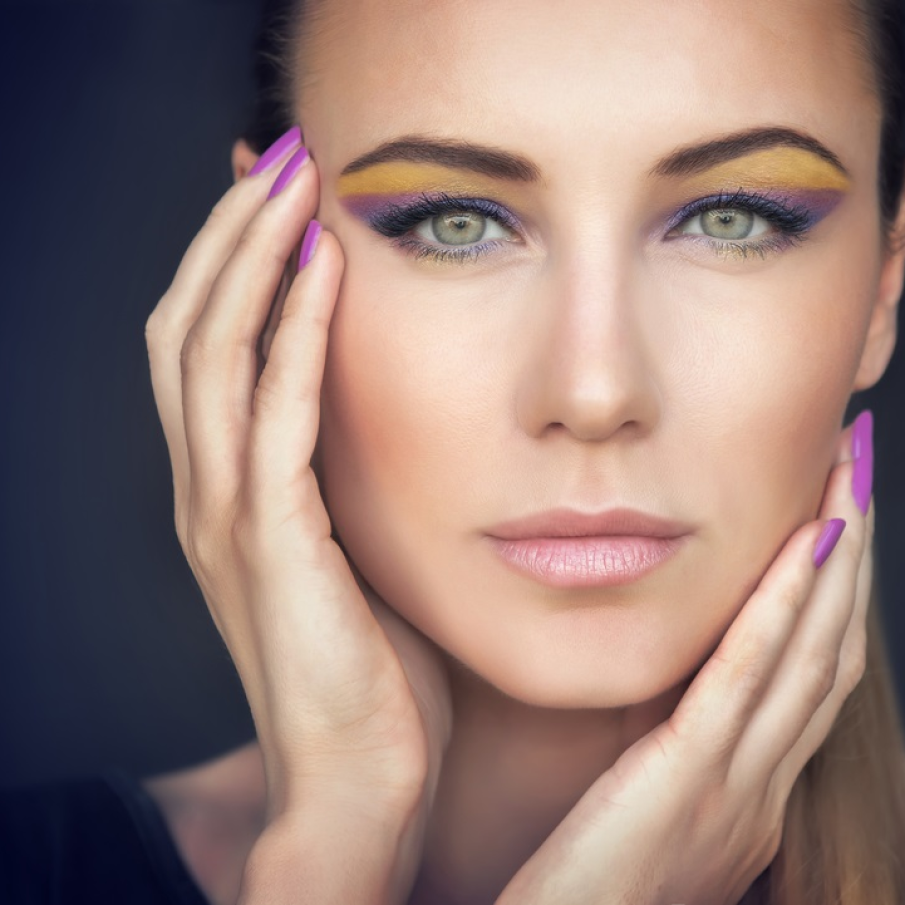 Un machiaj splendid pentru ochii verzi pe bază de mov lavandă și galben 