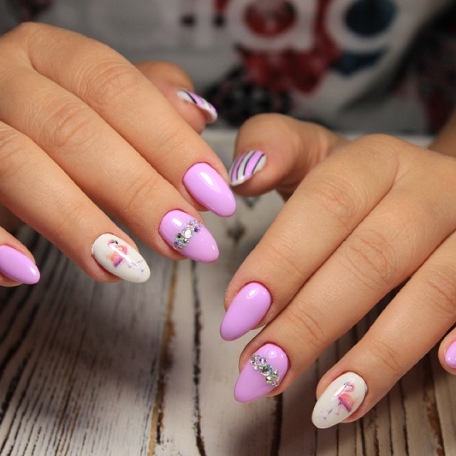 Model de unghii lila cu ștrasuri și sticker cu flamingo 