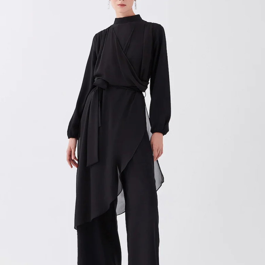 Salopetă dreaptă elegantă, având croială dreaptă și strat exterior transparent și asimetric