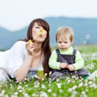 Afla cum o mama SINGURA a reusit sa se RIDICE dupa un DIVORT