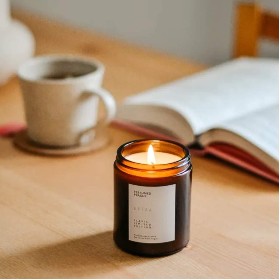 Lumânare parfumată din ceară de soia Perfumed Prague Slavic Edition: Birch. Este  vegană, decompozabilă și netoxică, cu un parfum delicat de acer, mesteacăn, mate