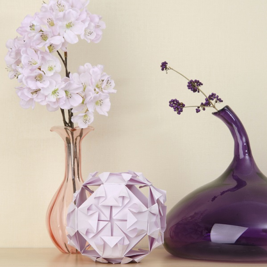 Minge Kusudama decorativa, confectionata din hartie de nuanta lila 
