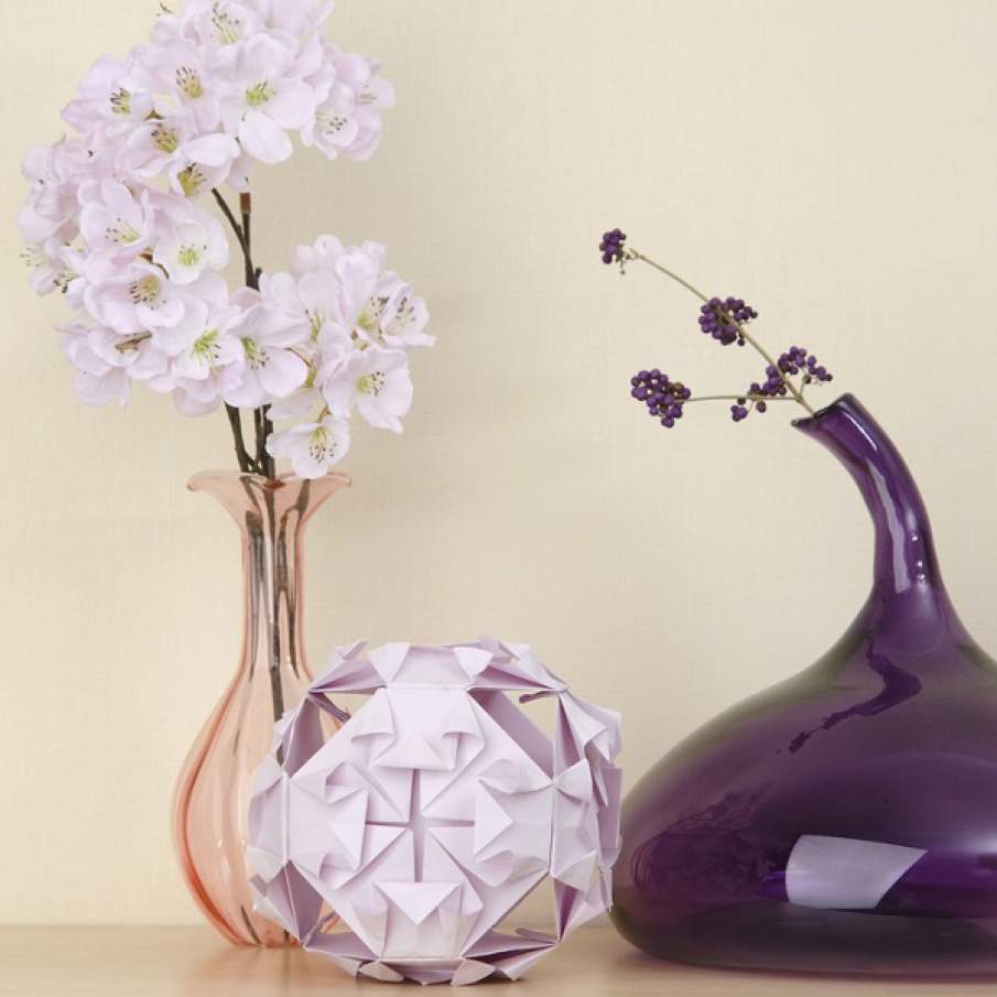 Minge Kusudama decorativa, confectionata din hartie de nuanta lila 