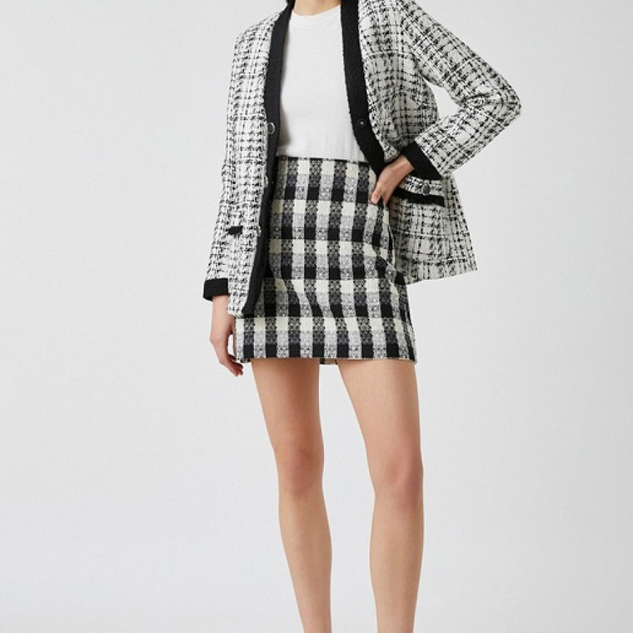 Fusta scurtă Koton, cu imprimeu în carouri, perfectă pentru a fi purtată cu o bluză, cămașă sau un tricou alb. 