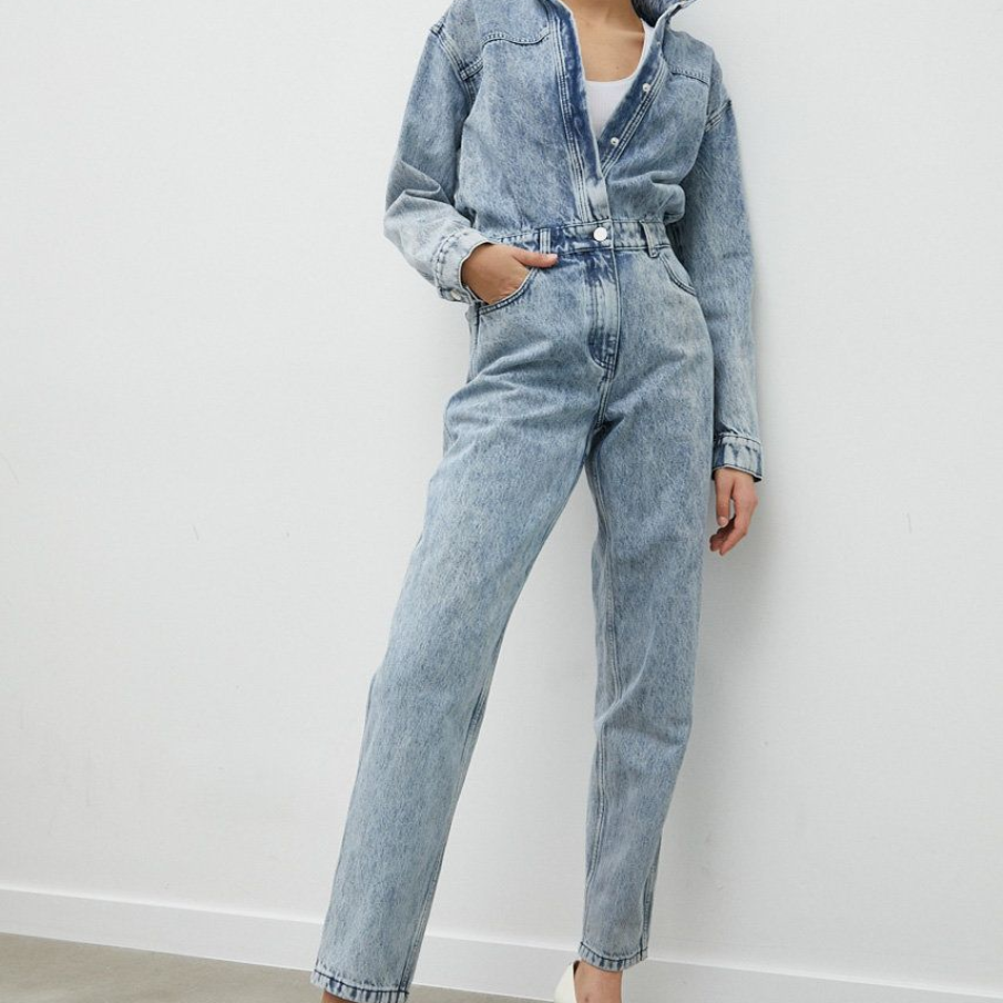 Salopetă din colecția Gestuz cu mânecă lungă, confecționată din denim, cu guler stand-up și bandă elastică în talie