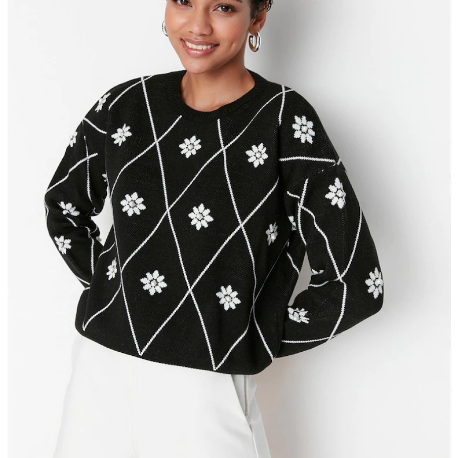 Pulover Trendyol cu imprimeu geometric și flori decorative (le putem considera și fulgi de nea) ornate cu perle sintetice în mijloc pentru un plus de strălucire 