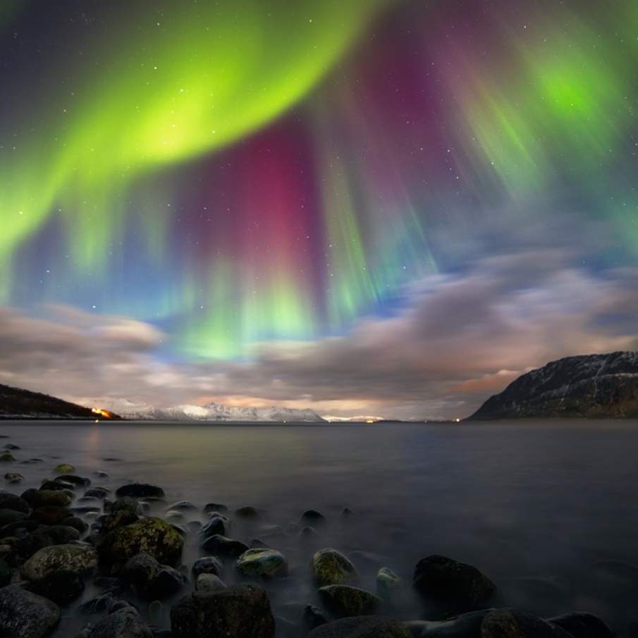 Noapte magica in Norvegia. Aurora surprinsa deasupra muntelui Nupen