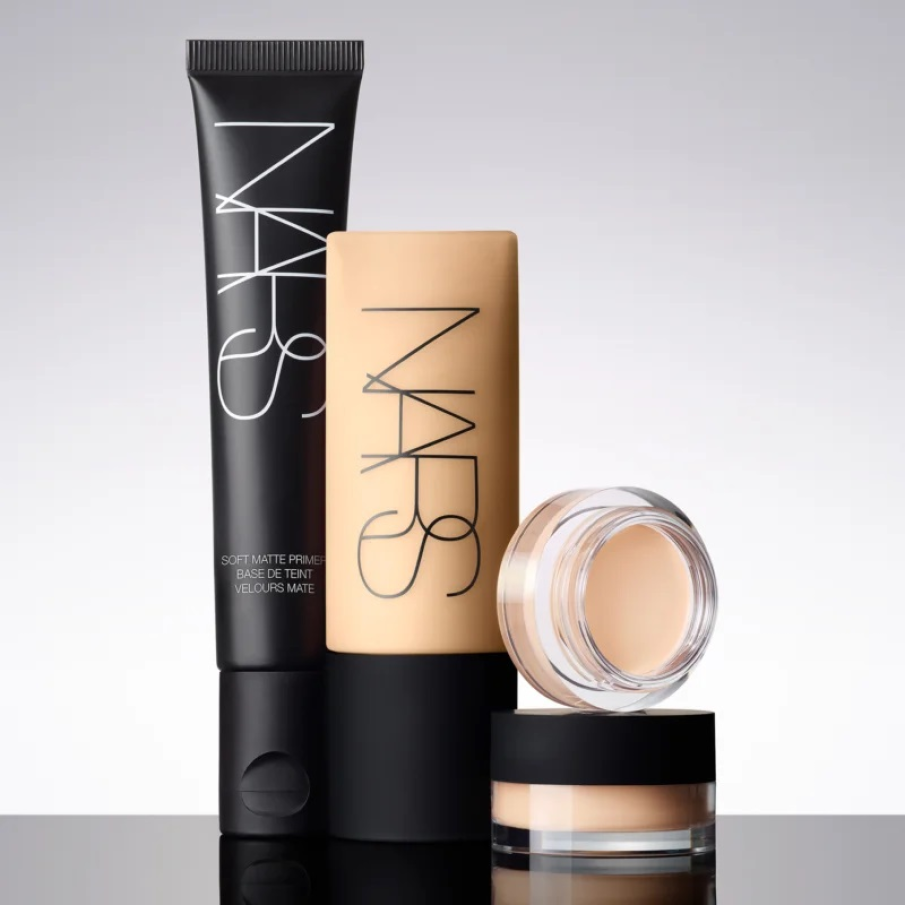 Fondul de ten cu efect matifiant SOFT MATTE Complete Foundation NARS asigură un finisaj mat, catifelat și impecabil, timp de până la 16 ore. În același timp, uniformizează tenul și previne luciul nedorit