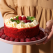 Rețetă de Cheesecake Red Velvet, desertul care aduce eleganța cofetăriei direct în bucătăria de acasă